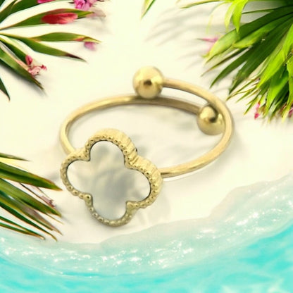 Wasserfester Ring mit vierblättrigem Kleeblatt und weißer Füllung – 18 Karat vergoldet