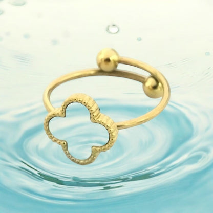 Wasserfester Ring mit vierblättrigem Kleeblatt und weißer Füllung – 18 Karat vergoldet